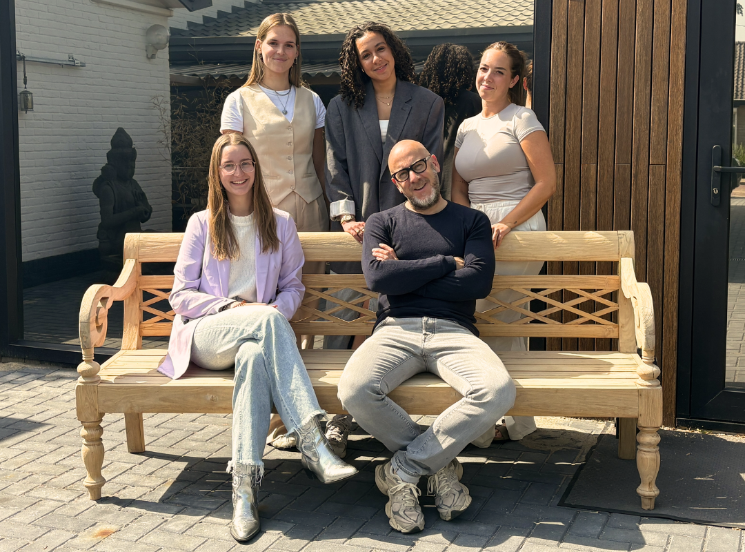 Teamfoto van het marketingbureau FRANKLY